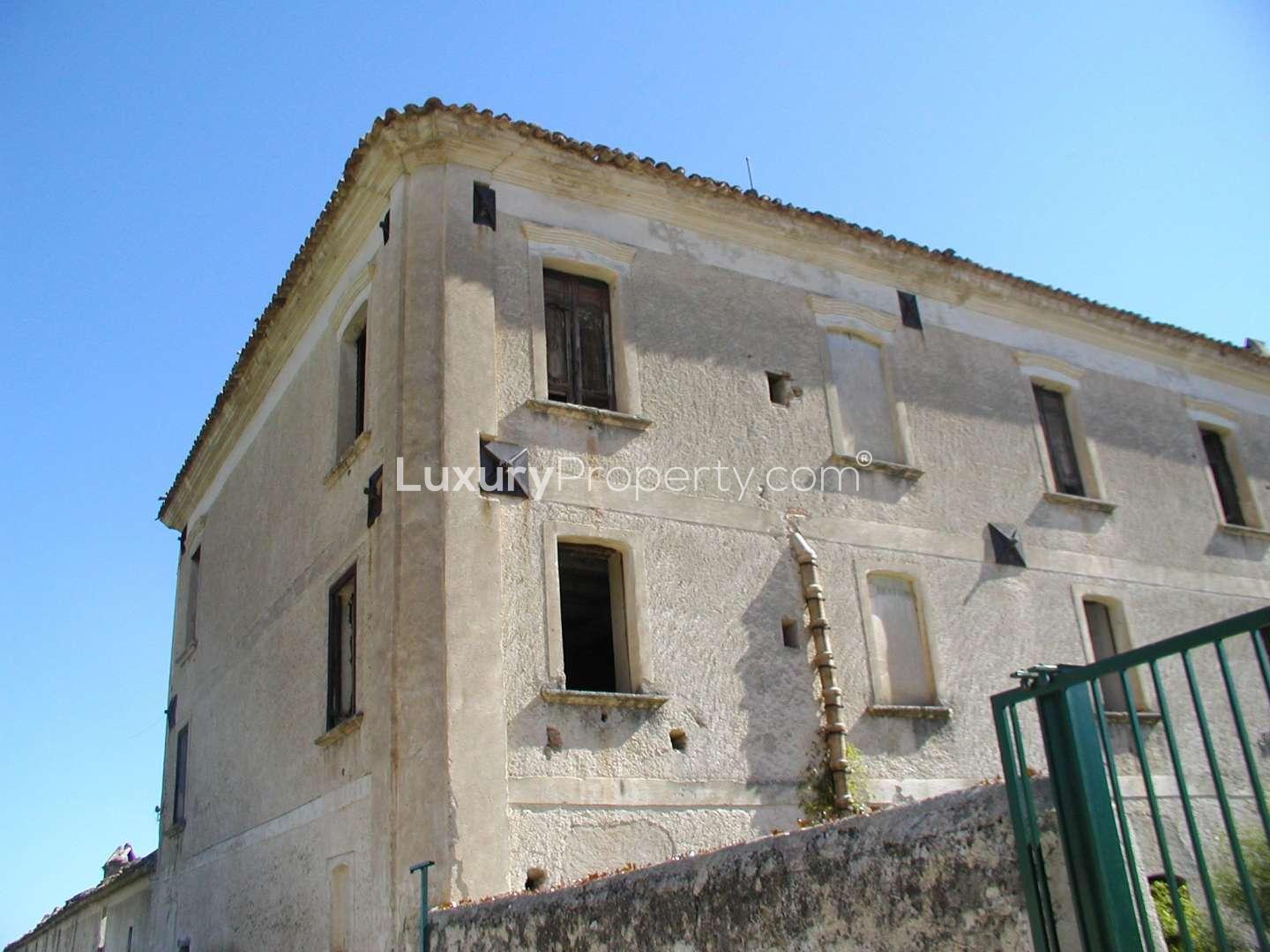 Historic villa with panoramic views for sale in Corigliano Rosso, Calabria, Southern Italy